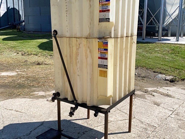 2-compartment-oil-tote-and-drain-valves-image-1