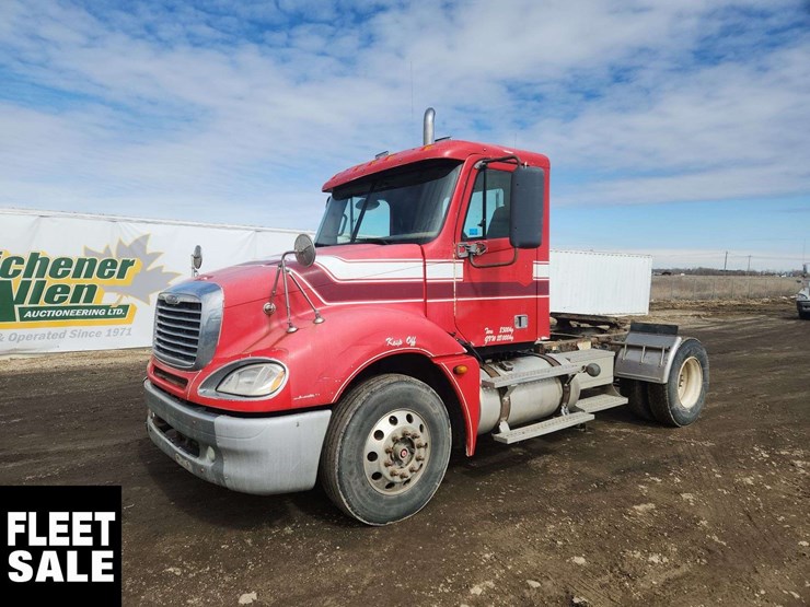 2005-freightliner-columbia-120-image-1