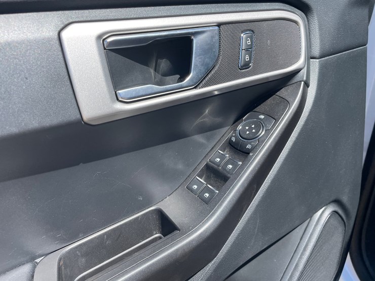 2022-ford-explorer-image-26