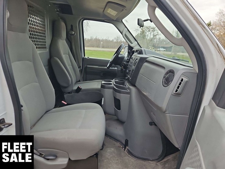 2013-ford-cargo-image-25