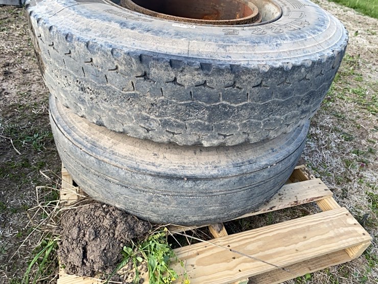 4---dayton-hubs-with-11r22.5-tires-image-7