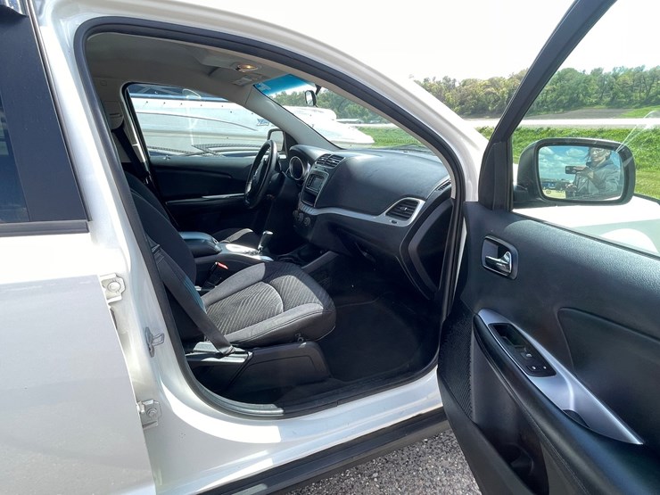 2013-dodge-journey-sxt-image-37