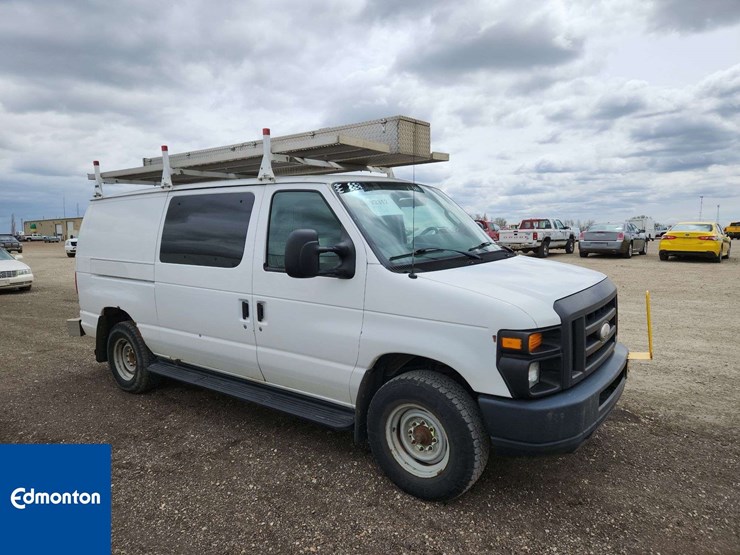 2014-ford-cargo-image-2
