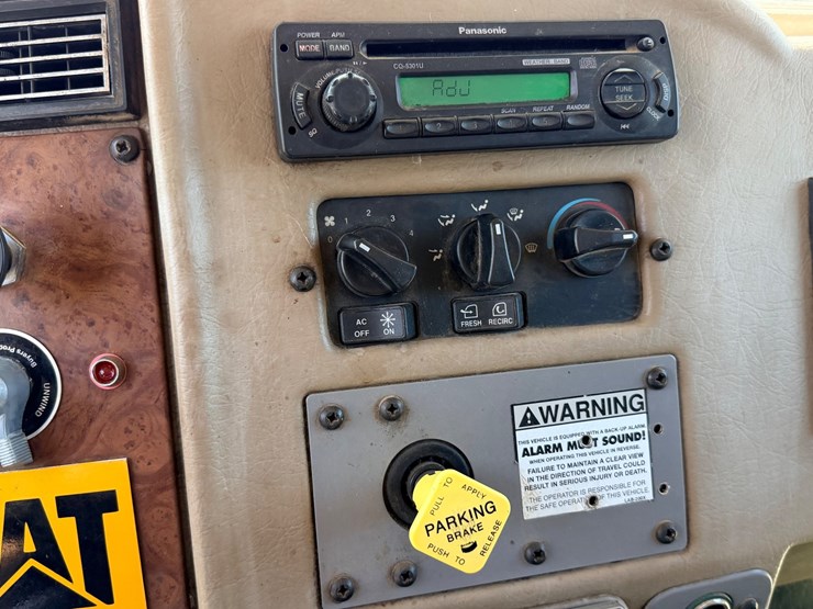 2006-peterbilt-335-image-44