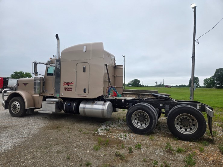 2016-peterbilt-389-image-10