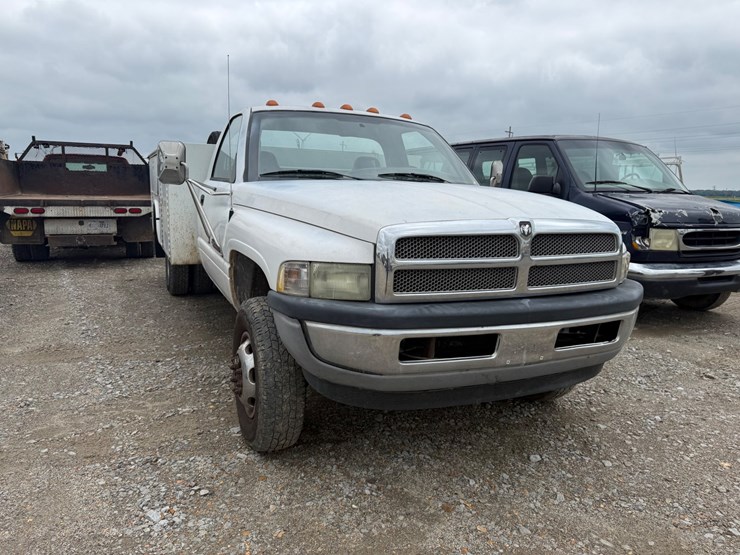 2001-dodge-ram-3500-image-2