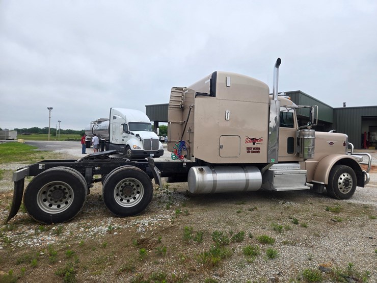 2016-peterbilt-389-image-20