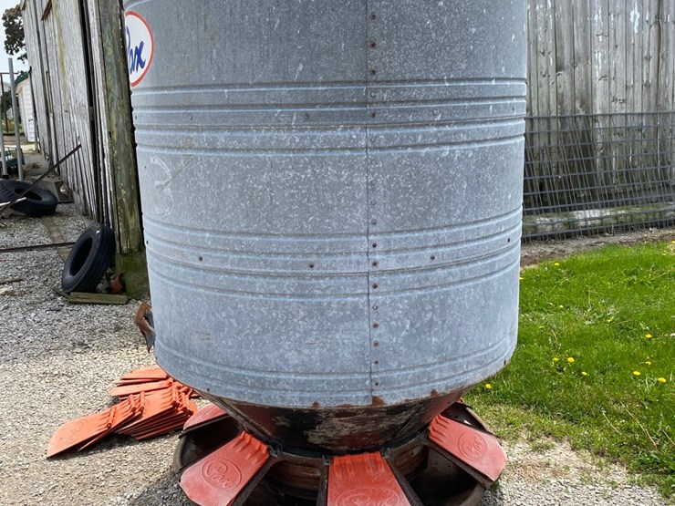pax-2t-hog-feeder-always-inside,-good-condition-image-2