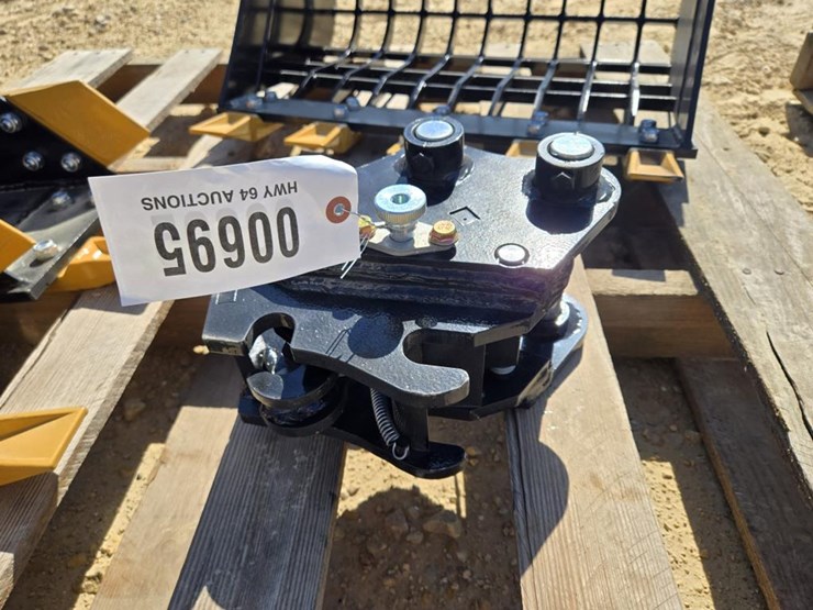 #695-•-new-sdlanch-mini-excavator-semi-automatic-coupler-image-1