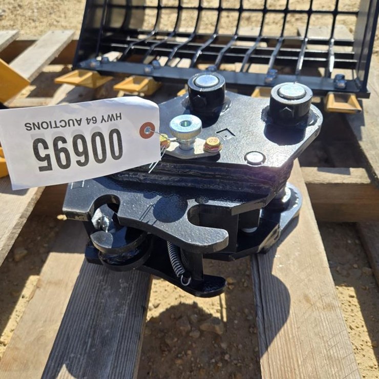 #695 • NEW SDLANCH MINI EXCAVATOR SEMI AUTOMATIC COUPLER