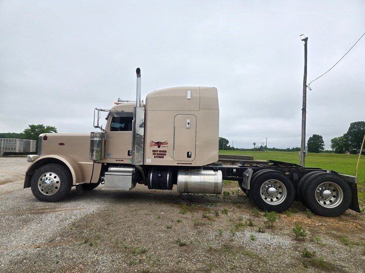 2016-peterbilt-389-image-8