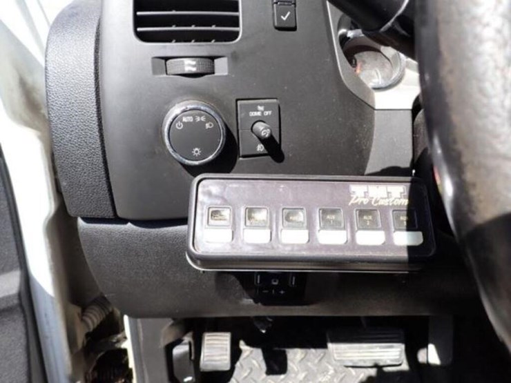 2014-chevrolet-silverado-3500hd-image-14