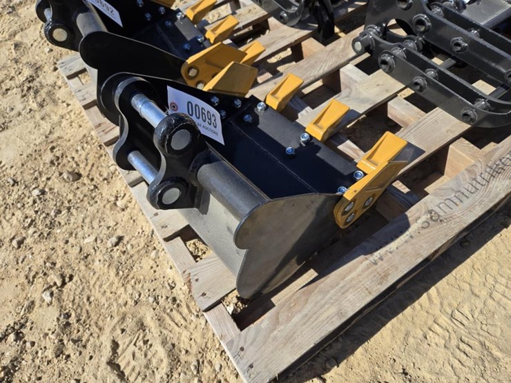 #693-•-new-sdlanch-mini-excavator-16"-tooth-bucket-image-2