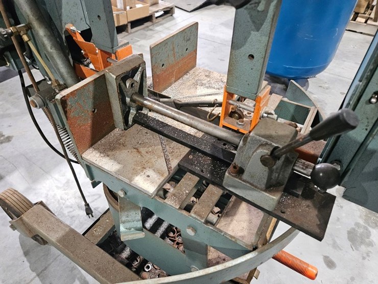 #6189-•-ellis-1600-metal-band-saw-image-8