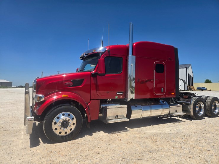 2023-peterbilt-567-image-4