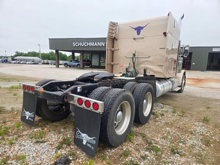 2016-peterbilt-389-image-16