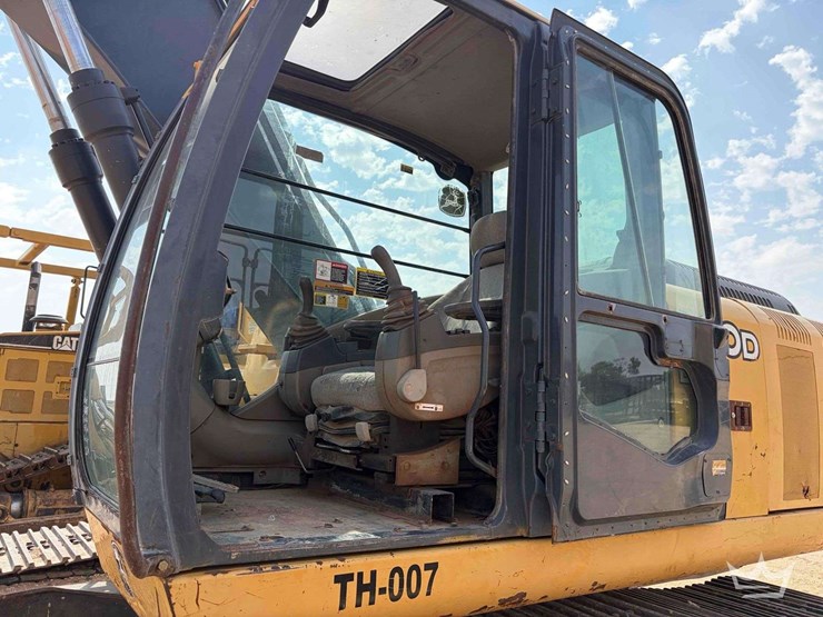 2007-deere-200d-lc-image-23