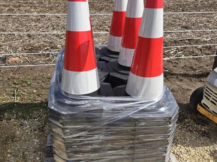 #488-•-(125)-sdlanch-traffic-cones-image-2