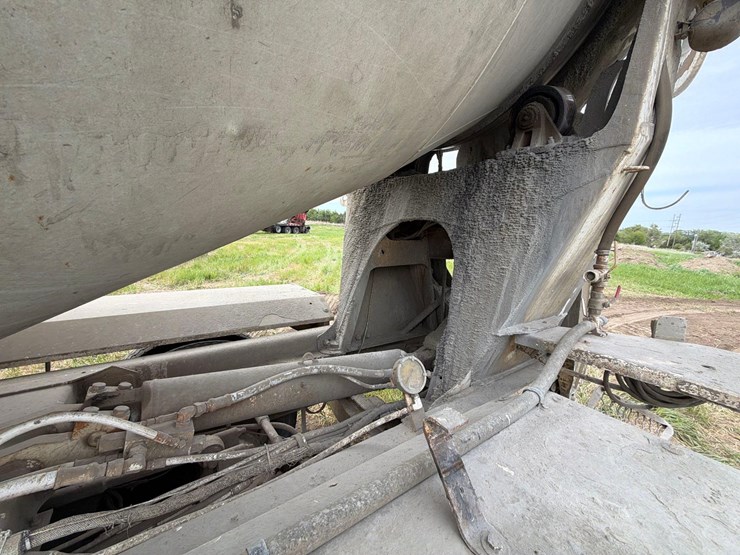 mack-cement-truck-image-11