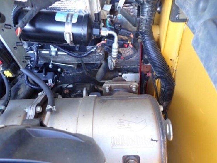 2019-deere-320g-image-34