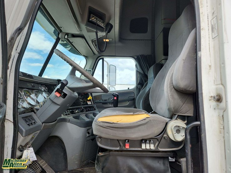 2005-freightliner-columbia-120-image-23