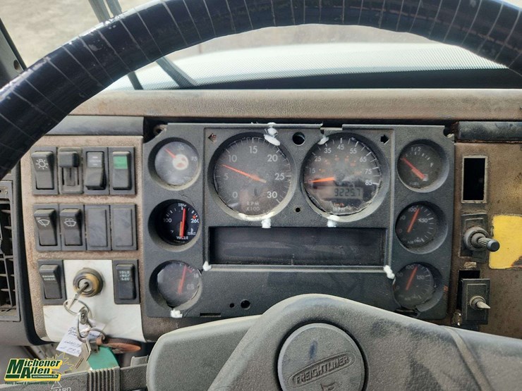 1999-freightliner-fl70-image-17