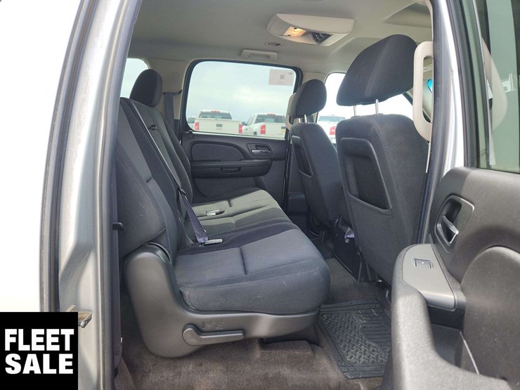 2011-chevrolet-suburban-image-17