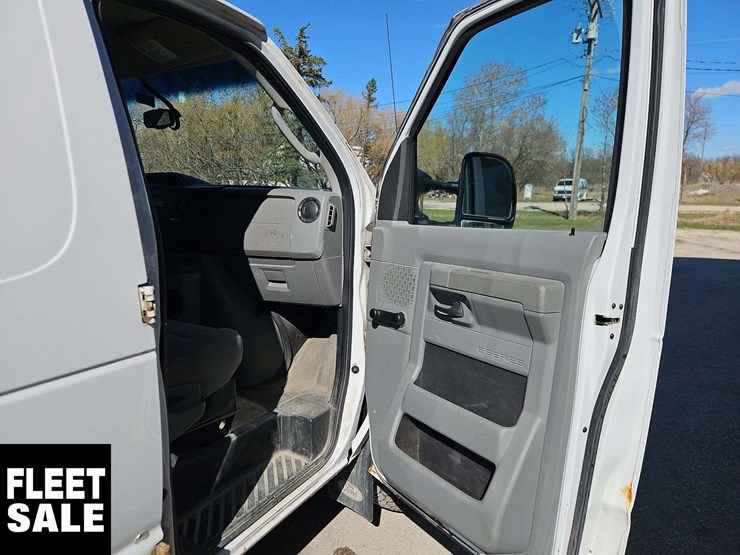 2014-ford-cargo-image-22