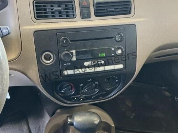 2005-ford-focus-sdn-image-18