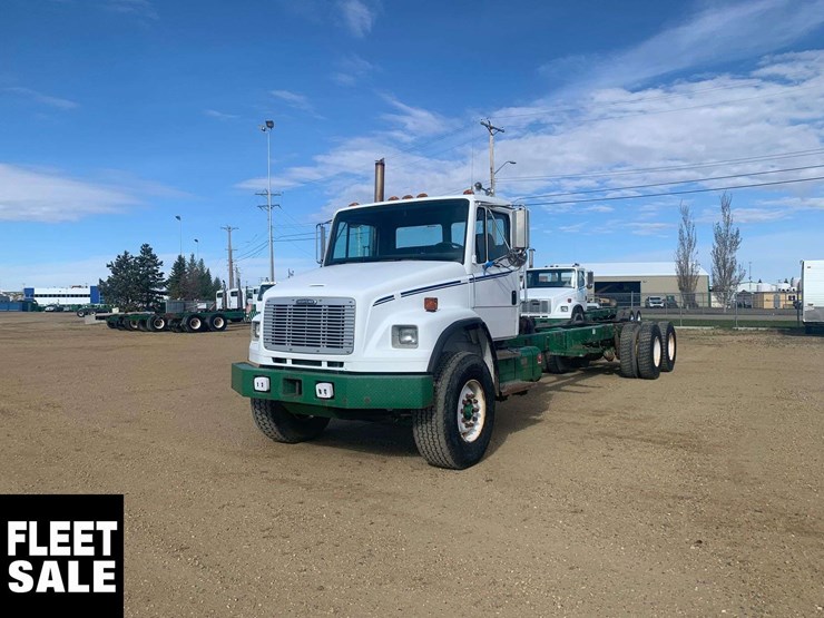2002-freightliner-fl106-image-1