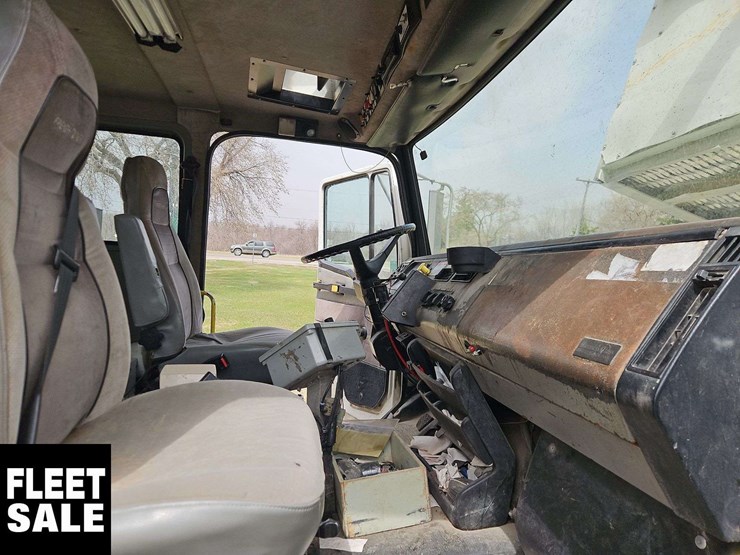 2002-freightliner-fl80-image-35