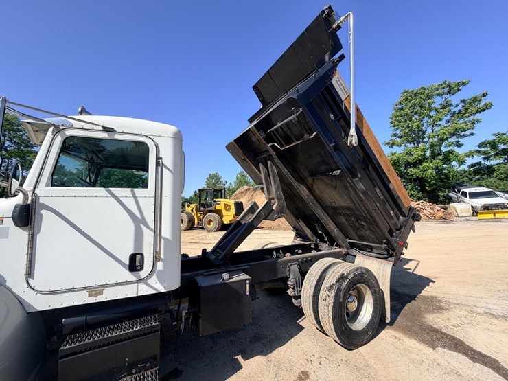 2006-peterbilt-335-image-50