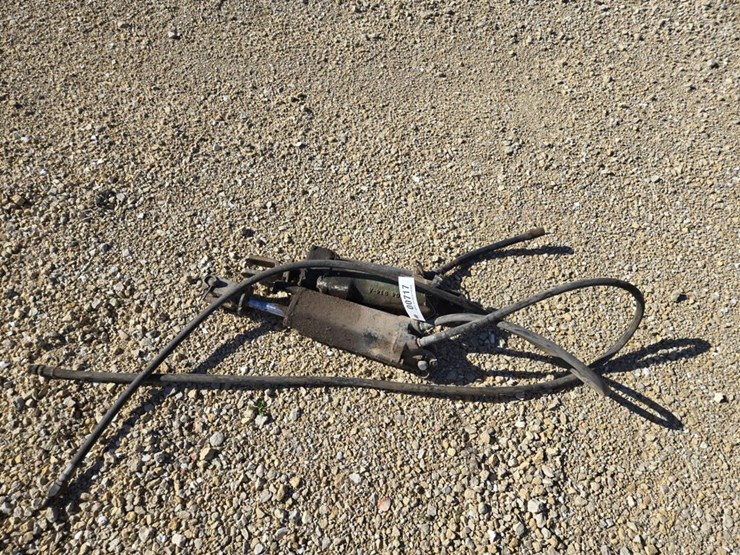 #717-•-(2)-hydraulic-cylinders-image-1