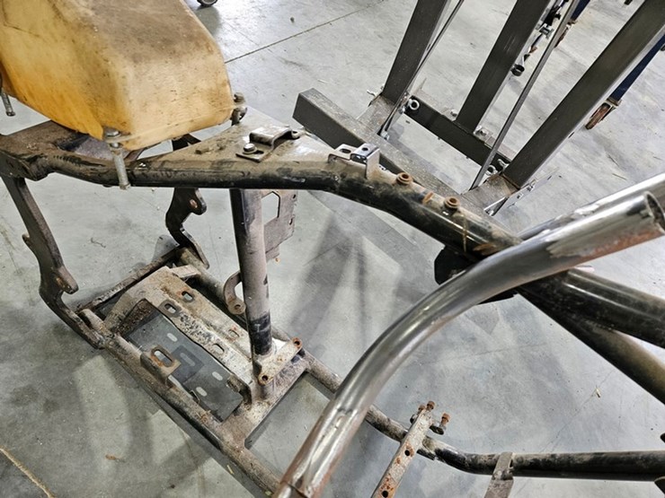#6274-•-motorcycle-frame-and-gas-tank-image-9