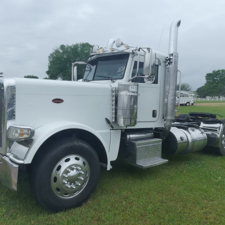 2017 PETERBILT 389