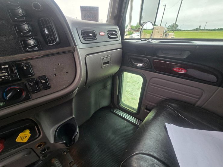 2016-peterbilt-389-image-56