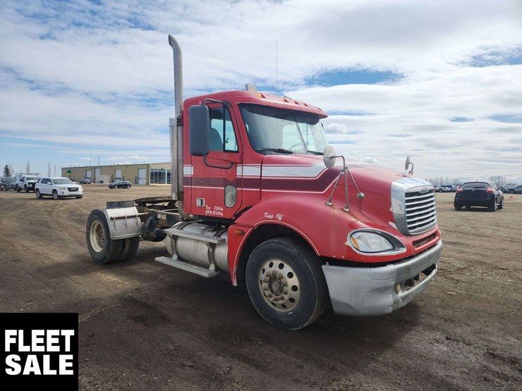2005-freightliner-columbia-120-image-2