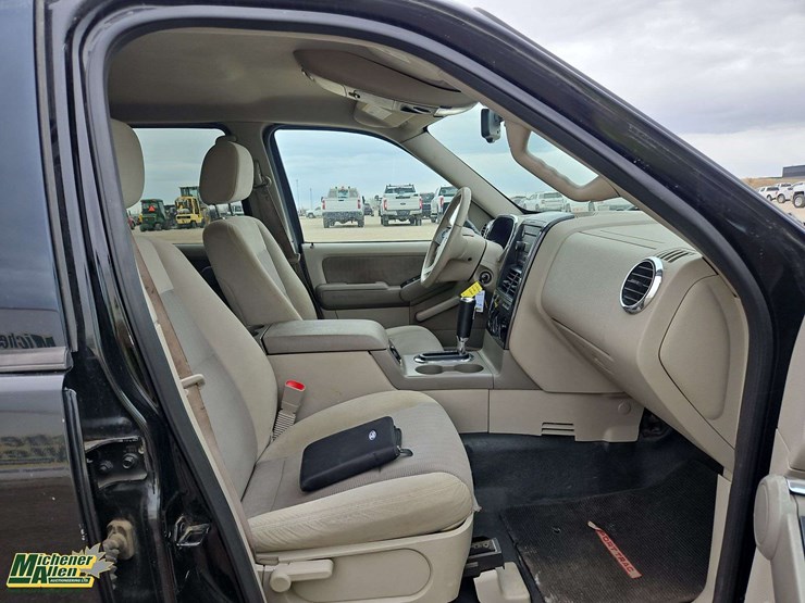 ford-explorer-sport-trac-image-21