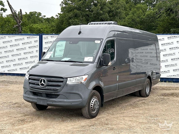 2021-mercedes-benz-sprinter-4500-image-1