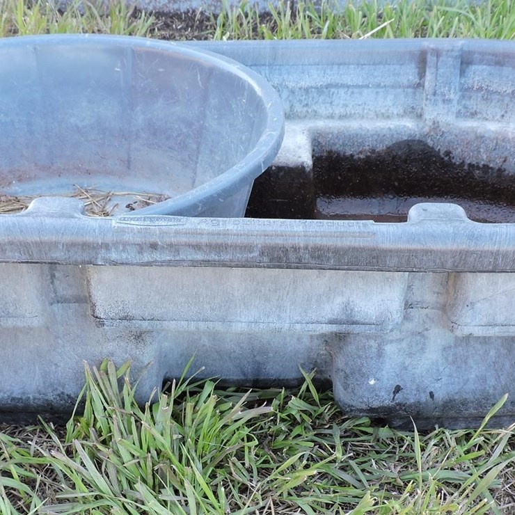 SMALL RUBBERMAID STOCK TANK