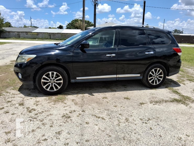 2013-nissan-pathfinder-sl-image-2