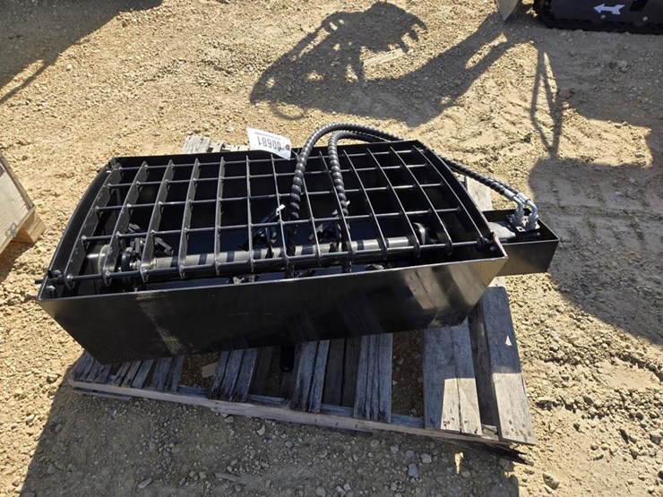 #681-•-new-sdlanch-mini-skid-steer-mixing-bucket-image-1