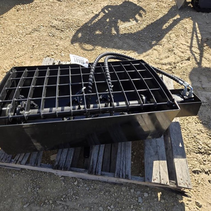 #681 • NEW SDLANCH MINI SKID STEER MIXING BUCKET