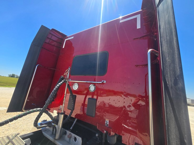 2023-peterbilt-567-image-97