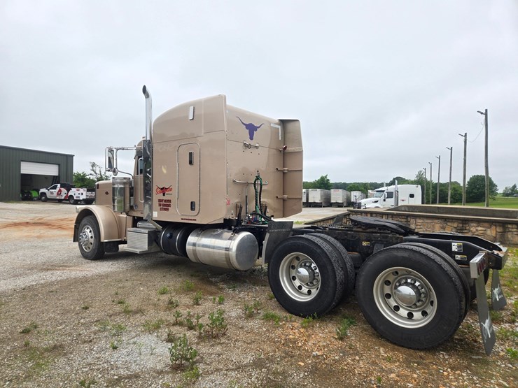 2016-peterbilt-389-image-11