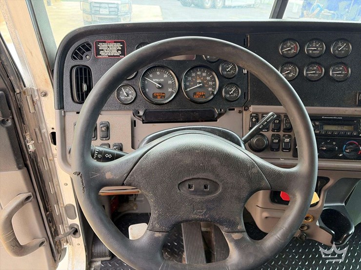 2013-peterbilt-367-image-14