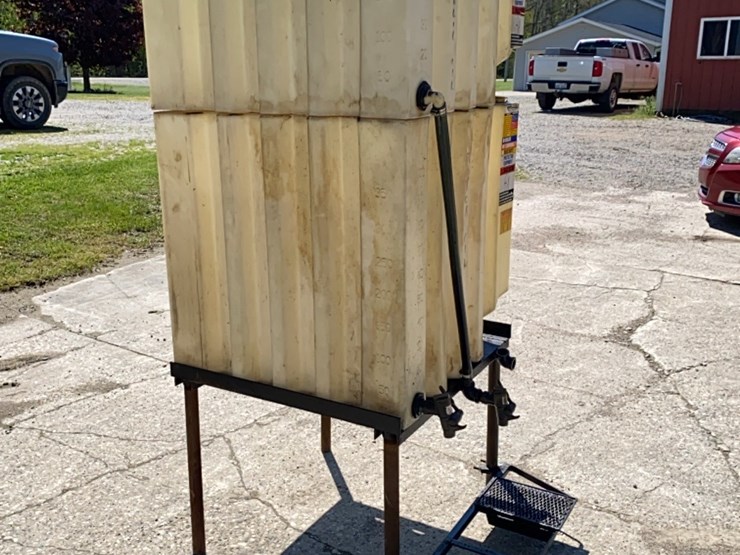 2-compartment-oil-tote-and-drain-valves-image-2