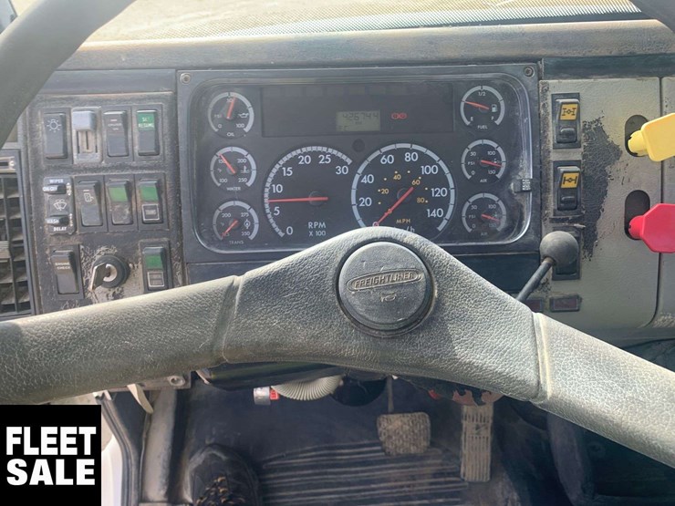 2002-freightliner-fl106-image-18