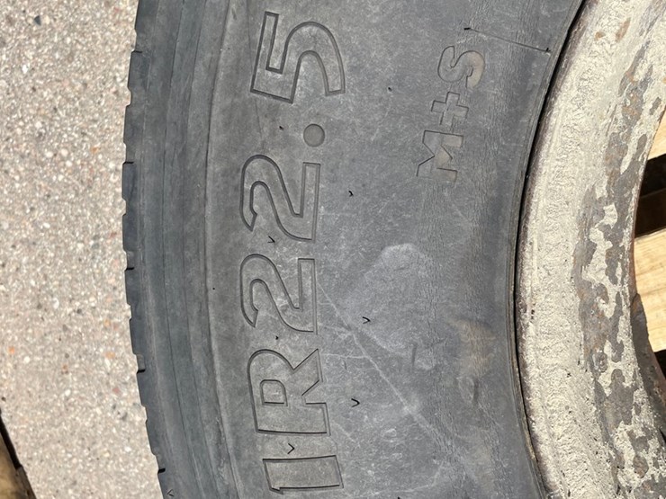 #8785-•-11r22.5-tire-image-4