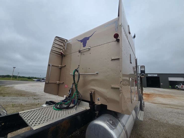 2016-peterbilt-389-image-90